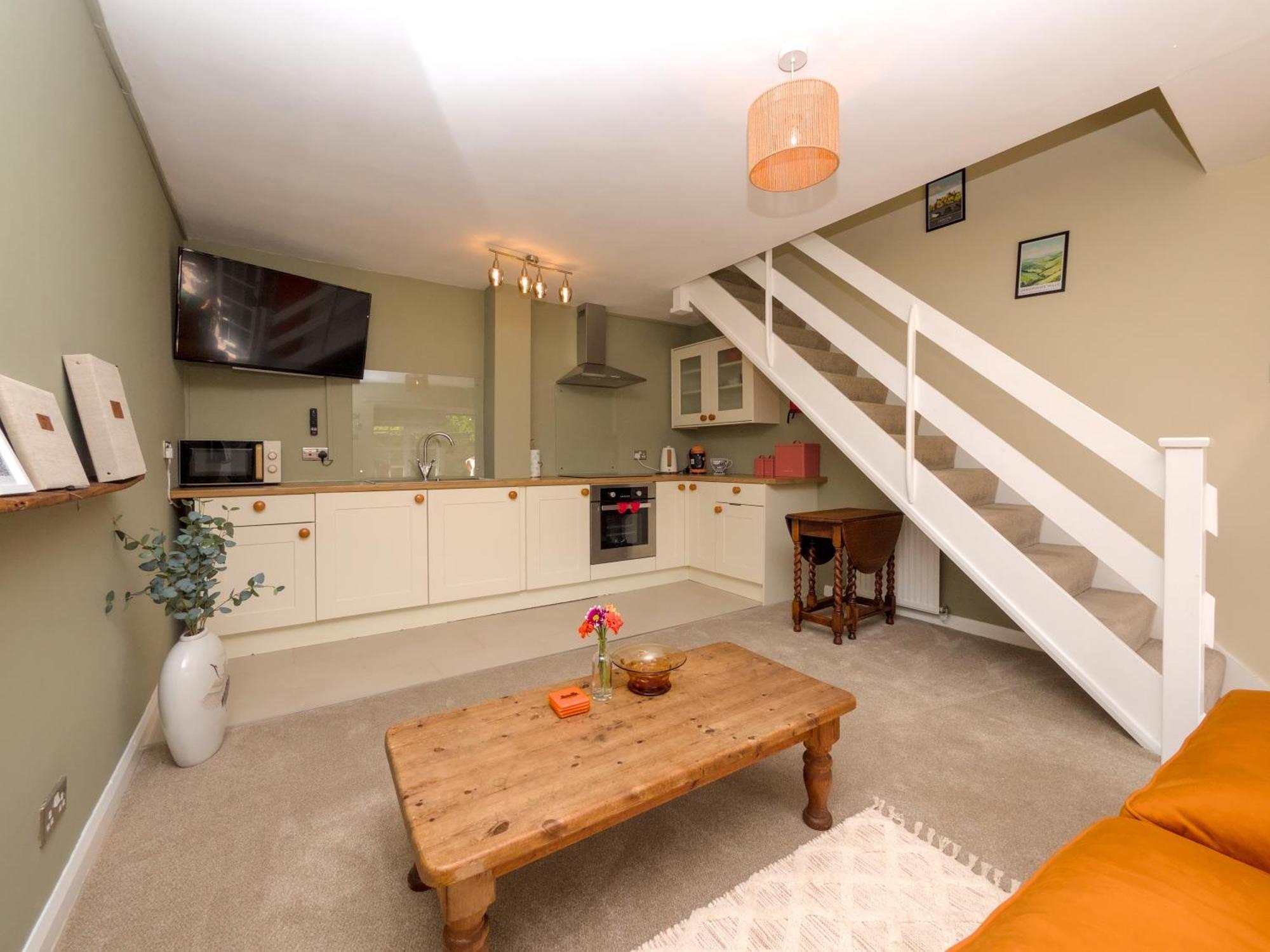 The Lilley Pad In Cosy, Central, Perfect For Couples, Netflix & Parking Permit Holiday home *