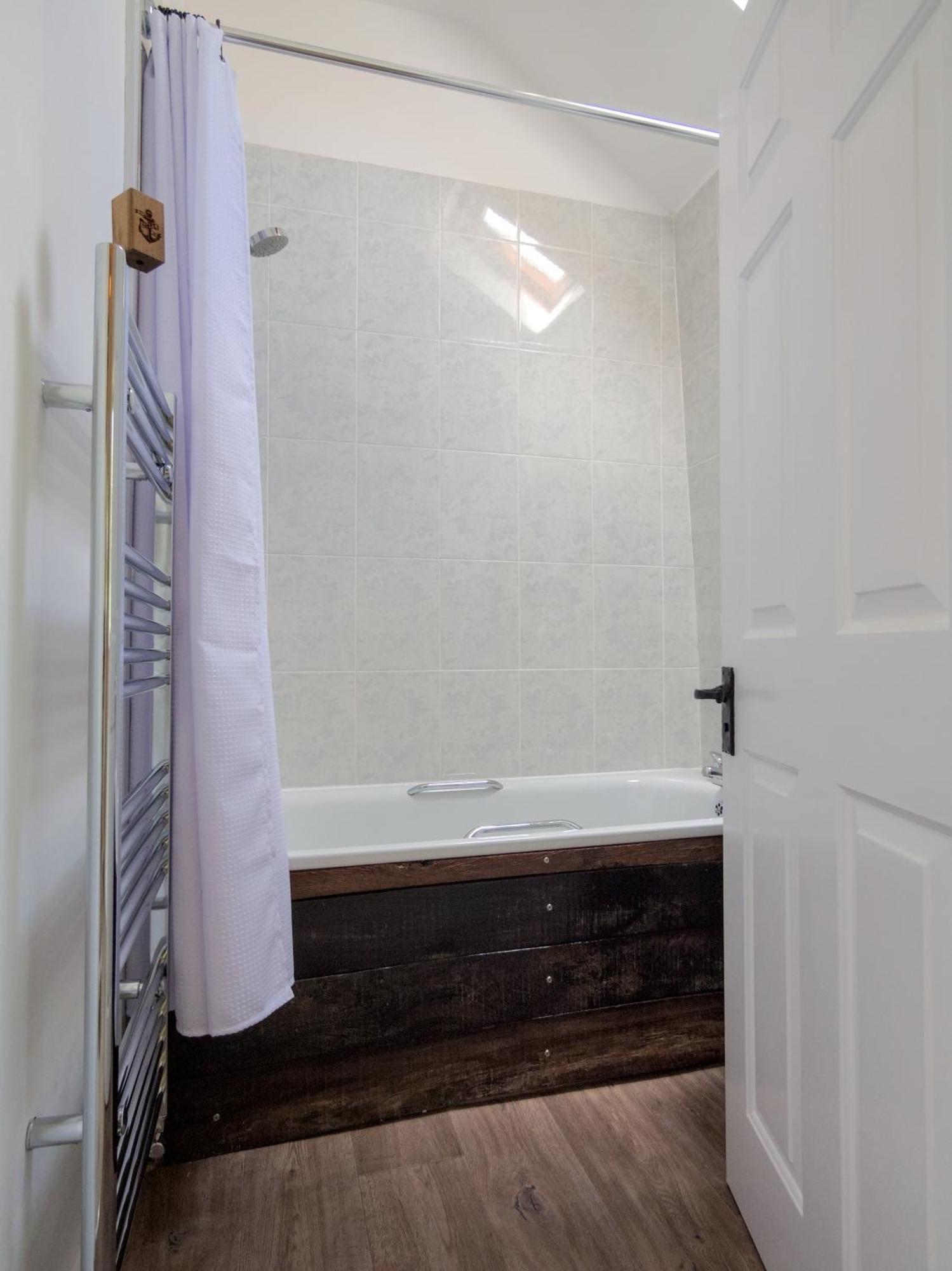 The Lilley Pad In Cosy, Central, Perfect For Couples, Netflix & Parking Permit Ludlow